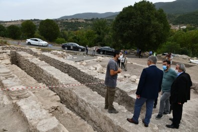 Vali Gürel Hem Denetledi Hem De Antik Kentte Çalışmaları Yerinde İnceledi