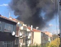 Avcılar'da Bir Binanın Çatı Katı Alev Alev Yandı