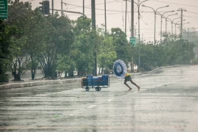 Filipinler'i Goni Tayfunu Vurdu Açıklaması 4 Ölü