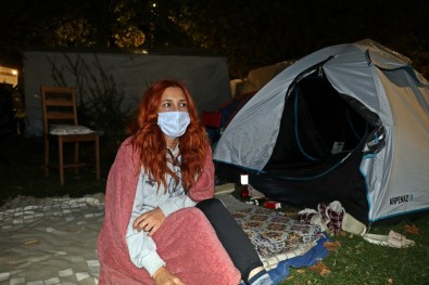İzmir'de Vatandaşlar Çadırlarda Kalmaya Devam Ediyor