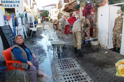Mehmetçik Serpil Teyzenin Yaralarını Sarıyor