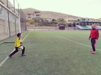 Minik Kaleciler Ona Emanet
