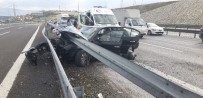 TEM Otoyolu'nda Otomobil Bariyerlere Saplandı Açıklaması 4 Yaralı Haberi