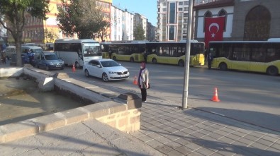 Afyonkarahisar'da Saatler 09.05'İ Gösterdiğinde Adeta Hayat Durdu