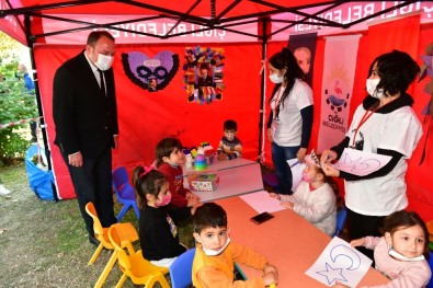 Başkan Gümrükçü Ata'yı Deprem Mağduru Çocuklarla Andı