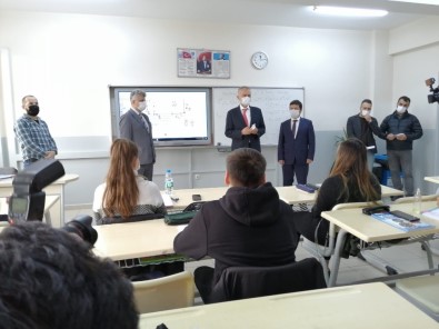 Çekmeköy'de YKS'ye Hazırlanan Öğrencilere Dijital Dershane Desteği