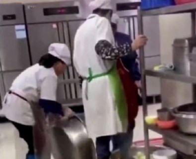 Corona virüsün çıktığı Vuhan'da iğrenç görüntüler! Tencereye ayağını soktu...