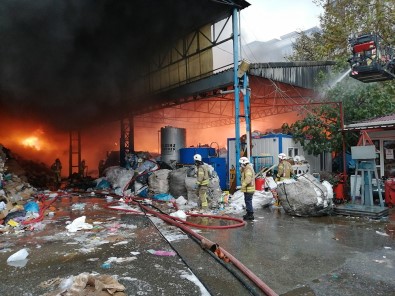 Kartal'da Kağıt Fabrikası Alev Alev Yandı