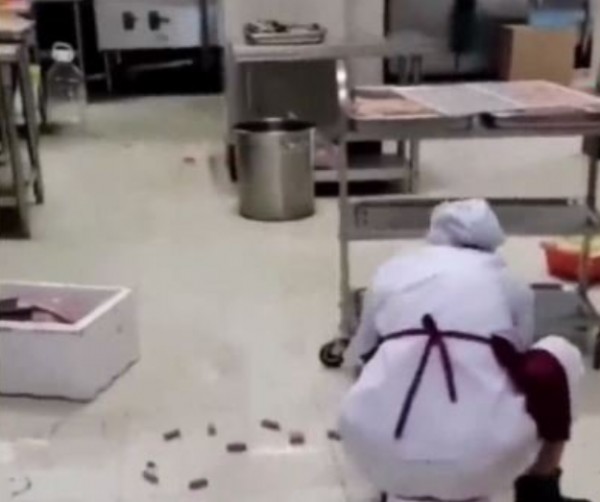 Corona virüsün çıktığı Vuhan'da iğrenç görüntüler! Tencereye ayağını soktu...