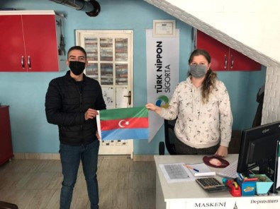 Kepsutlu Gençler Zaferi, Azerbaycan Bayrağı Dağıtarak Kutladı