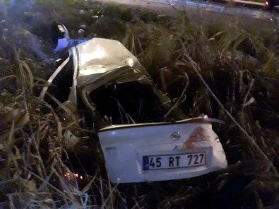 Manisa'da Otomobil Karşı Şeride Geçip Tıra Çarptı Açıklaması 1 Ölü