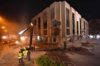 Depremde Ağır Hasar Gören Torbalı Belediyesi Binasında Yıkım Çalışmaları Başladı