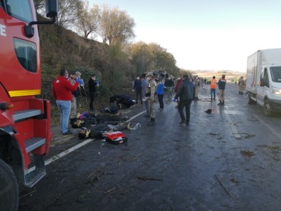 Düzensiz Göçmenleri Taşıyan Minibüs Takla Attı Açıklaması 2 Ölü, 25 Yaralı