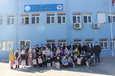 Kahta'da 2 Bin Öğrenciye Kaynak Kitap Desteği