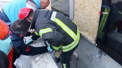 Manisa'da Drenaj Kanalına Düşen İki Keçi Kurtarıldı