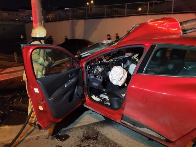 Zincirleme Kazada Otomobil Bariyere Saplandı Açıklaması 1 Ağır Yaralı