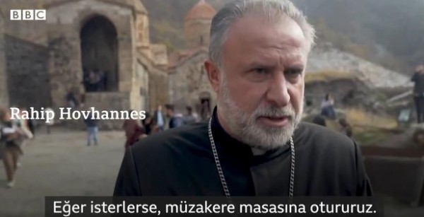 Savaş öncesi silah gösteren Ermeni papazından geri vites