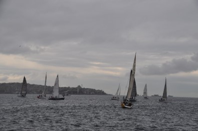 500 Yelkenci İstanbul Boğazı'nı Görsel Şölene Dönüştürdü