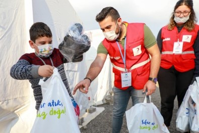 Depremzede Çocuklara Giyecek Ve Uyku Tulumu Dağıtıldı