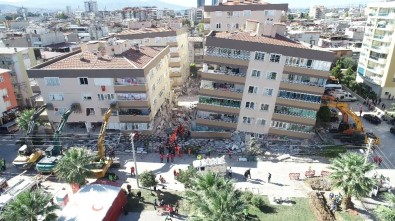 İzmir'deki Depremde Hayatını Kaybeden Nurcan Hiçyılmaz Tosun Toprağa Verildi