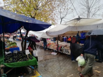 Manyas'ta Pazara Çıkan Vatandaşlara Yağmur Engeli