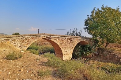 Tarihi Danışman Köprüsü Yıllara Meydan Okuyor