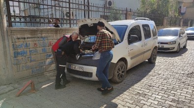 Araç Motoruna Sıkışan Kediyi İtfaiye Ekipleri Kurtardı