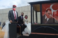 Düğünlerine Kara Tren Görünümlü Traktörle Gittiler
