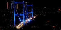 İstanbul'daki köprüler maviye büründü