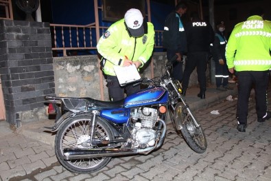 Kontrolden Çıkan Motosiklet, Temizlik Görevlisine Çarptı Açıklaması 2 Yaralı