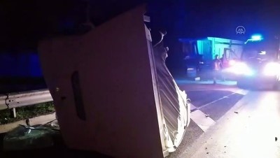 Sakarya'da Tırla Kamyon Çarpıştı Açıklaması 2 Yaralı