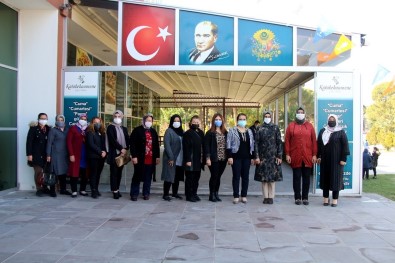 AK Parti'li Kadınların Yeni Başkanı Zeybek