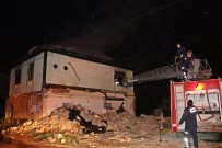 Akaryakıt İstasyonu Yakınındaki Metruk Evde Yangın