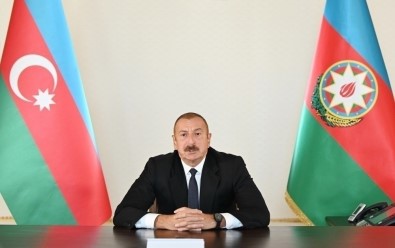 Aliyev, İşgalden Kurtarılan İki Kentte Azerbaycan Bayrağını Öperek Göndere Çekti