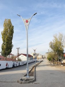Bulanık'taki Cadde Ve Sokaklara Modern Aydınlatma Direkleri Yerleştirildi