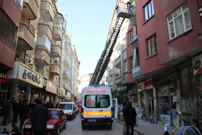 İtfaiye Camı Kırıp İçeri Girdi, 56 Yaşındaki Kadının Cansız Bedeniyle Karşılaştı