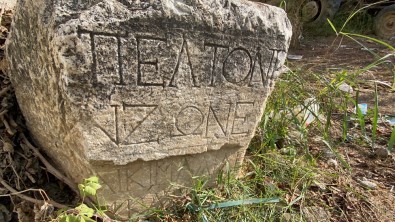 Köy Meydanında 1500 Yıllık Taş...