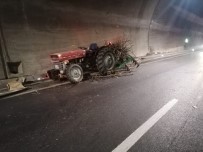 Otomobil İle Traktör Çarpıştı 3 Kişi Yaralandı Haberi