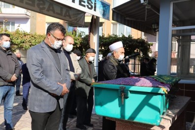 Alaşehir'in Tarihi Çınarı Ayşe Nine 107 Yaşında Vefat Etti