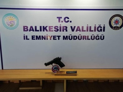 Balıkesir'de Polis 5 Aranan Şahsı Yakalarken, 8 Silah Ele Geçirdi