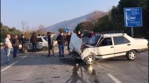 İzmir'de Çarpışan İki Otomobilin Sürücülerinden Biri Öldü Haberi
