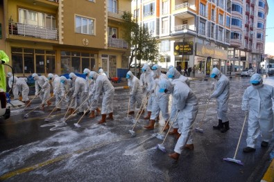 Dursunbey'de Cadde Ve Sokaklar Koronavirüse Karşı Köpükle Yıkandı