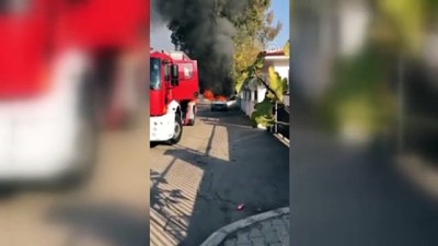 Gaziantep'te Park Halindeki Otomobil Alev Aldı