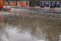 İstanbul'da Sağanak Yağış Etkili Oluyor