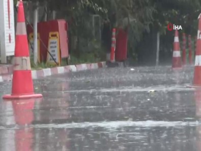 İstanbul'da Sağanak Yağış Vatandaşlara Zor Anlar Yaşattı