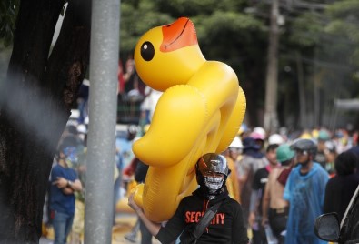 Tayland'da Monarşi Karşıtı Protestocular Polisle Çatıştı Açıklaması 55 Yaralı