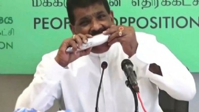 Ülkedeki kimse balık yemiyor diye canlı yayında çiğ balık yedi!