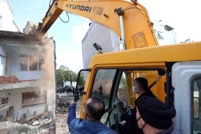 Kocaeli'de Depremden Kalan Bin 502 Adet Hasarlı Binanın Yıkımına Başlandı