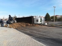 Traktörle Çarpışan Tırda Yüklü Pancarlar Yola Saçıldı