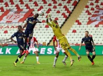 Antalyaspor'u Deplasmanda 2-1 Yenen Fenerbahçe, Maç Fazlasıyla Lider Oldu